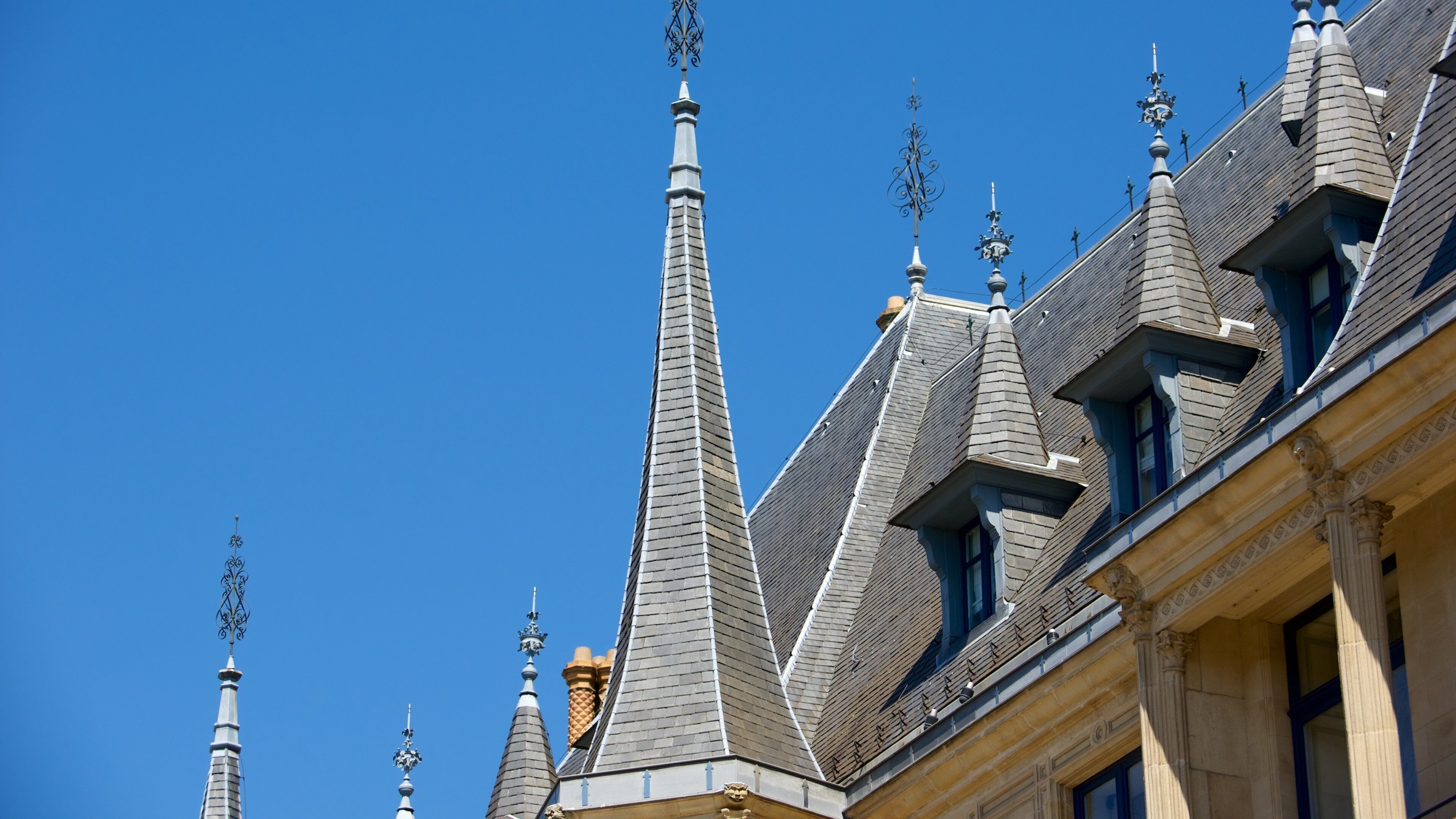 Grand Ducal Palace featuring heritage elements, a castle and heritage architecture