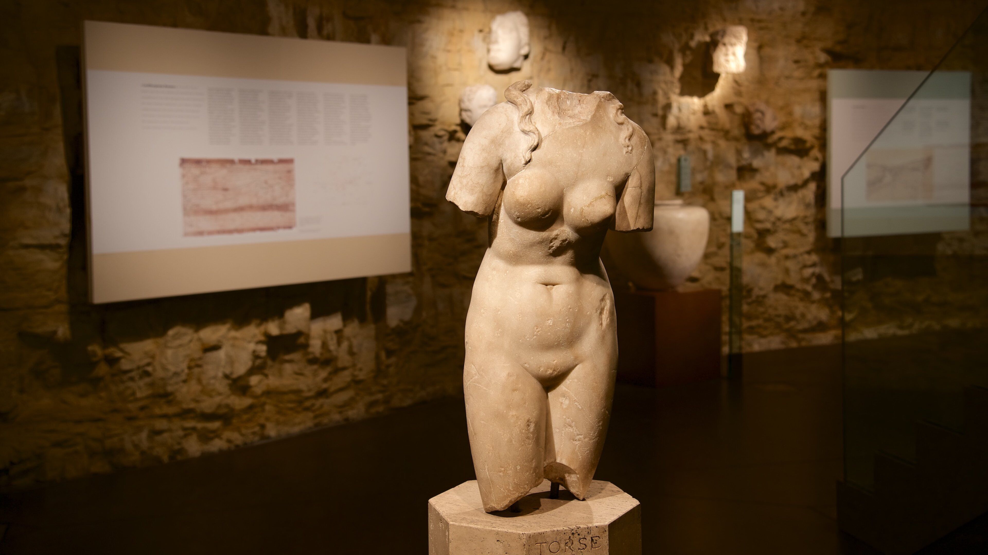 Museu Nacional de Arte e História caracterizando uma estátua ou escultura