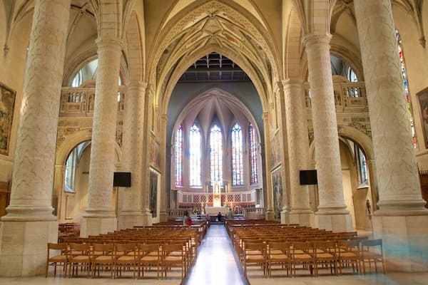 Kathedrale Notre-Dame welches beinhaltet Geschichtliches, Innenansichten und Kirche oder Kathedrale