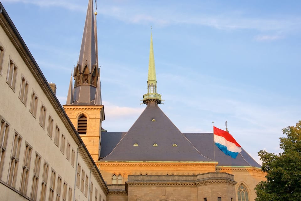 Une église dotée d’un clocher élevé et d’un drapeau.