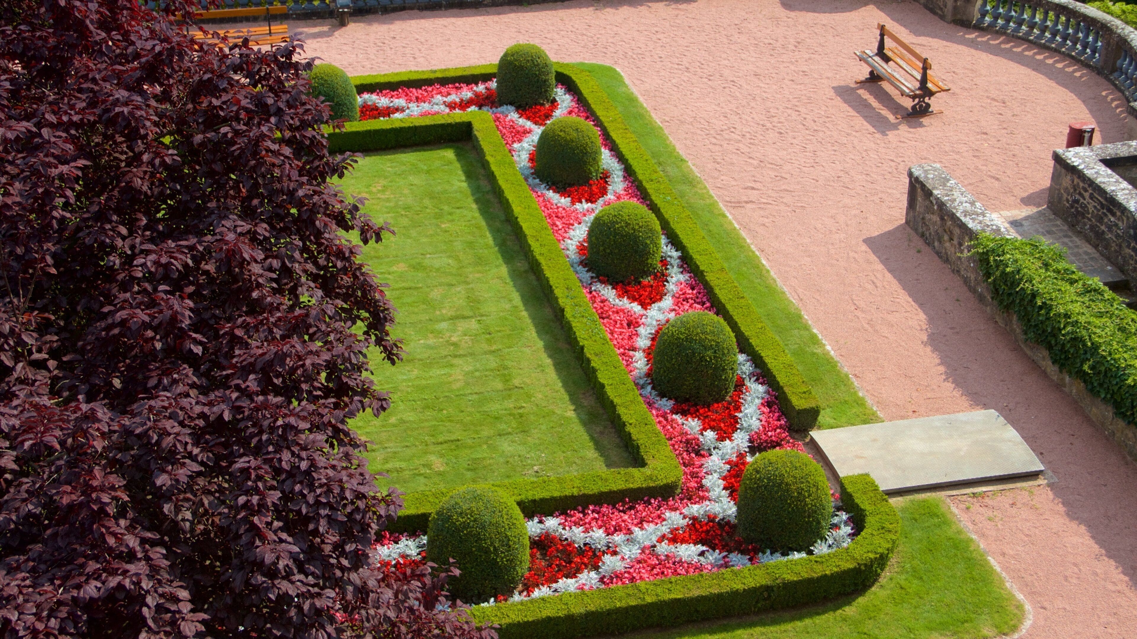 Monument of Remembrance showing a park