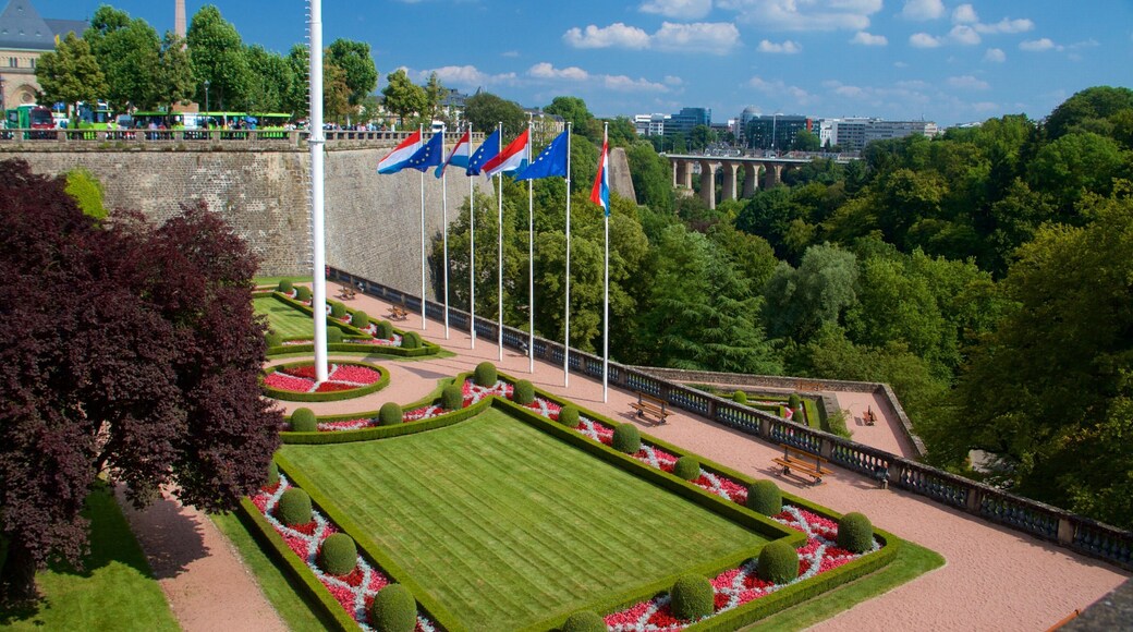 慰霊碑 表示 記念建造物 と 庭園