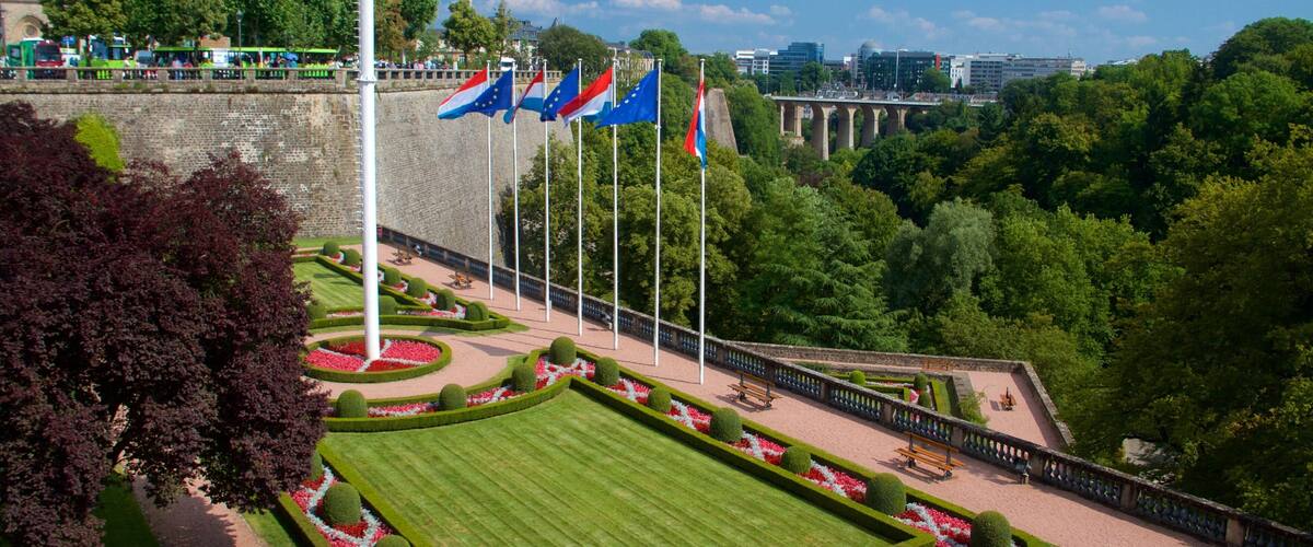 Muistomerkki joka esittää monumentti ja puisto