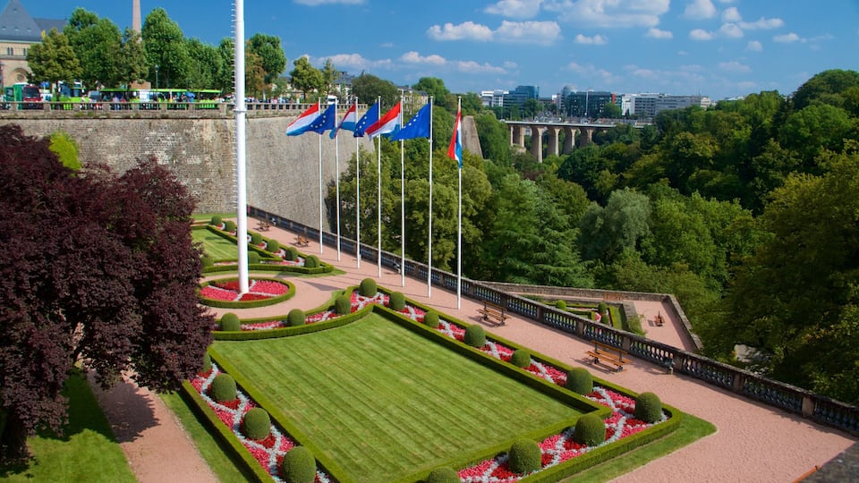 Monument of Remembrance showing a garden and a monument