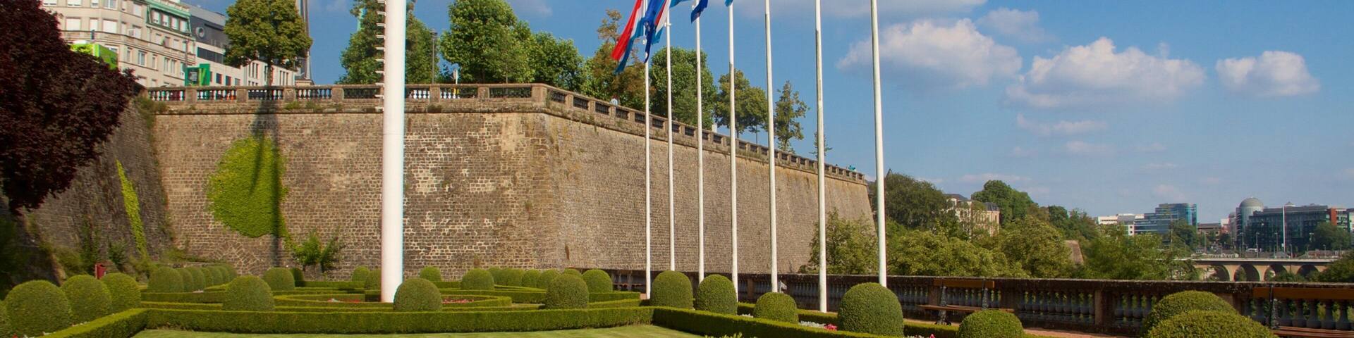 Monument of Remembrance which includes a garden and a monument