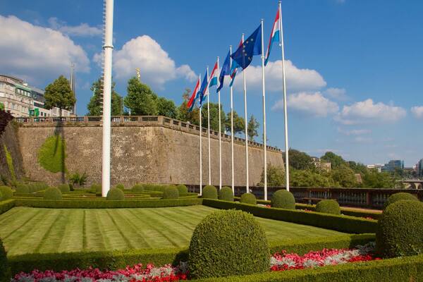 Gelle Fra mit einem Garten und Monument