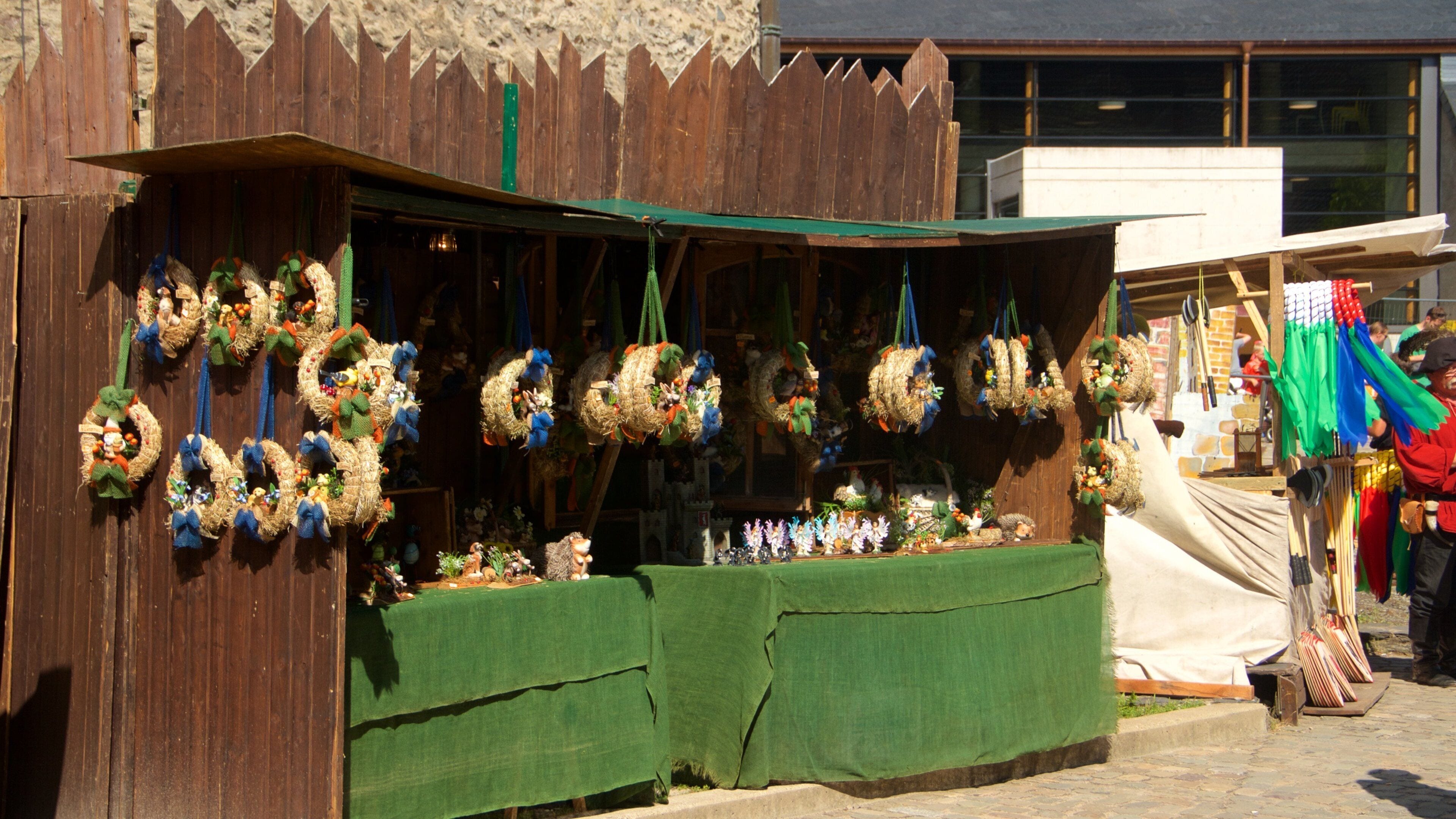 Castillo de Vianden que incluye mercados