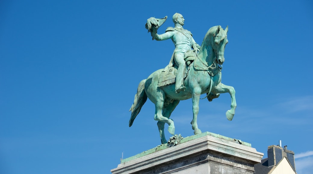 Luxemburgo que incluye elementos patrimoniales y una estatua o escultura