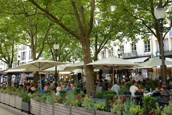 Place d\'Armes das einen Café-Szenerien und Essen im Freien sowie große Menschengruppe