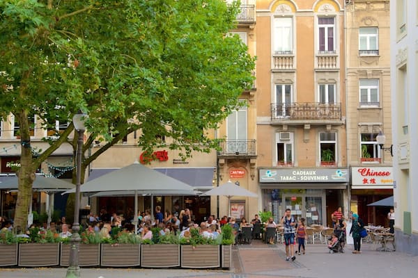 Place d\'Armes mettant en vedette scÚnes de café, sortie au restaurant et patrimoine architectural