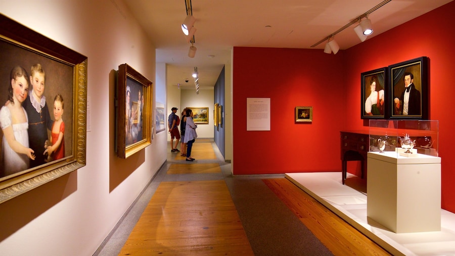 Portland Museum of Art welches beinhaltet Kunst und Innenansichten sowie kleine Menschengruppe