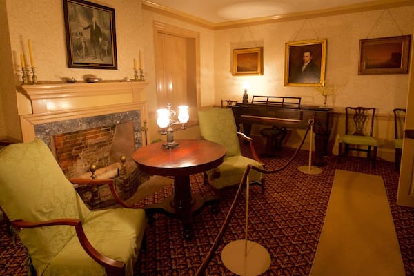 Wadsworth-Longfellow House showing interior views, heritage elements and a house