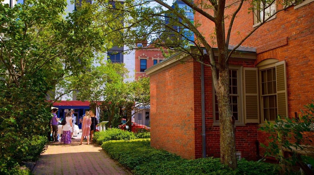 Wadsworth-Longfellow House en ook een klein groepje mensen