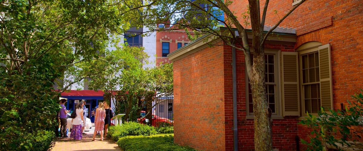 Wadsworth-Longfellow House sekä pieni ryhmä ihmisiä