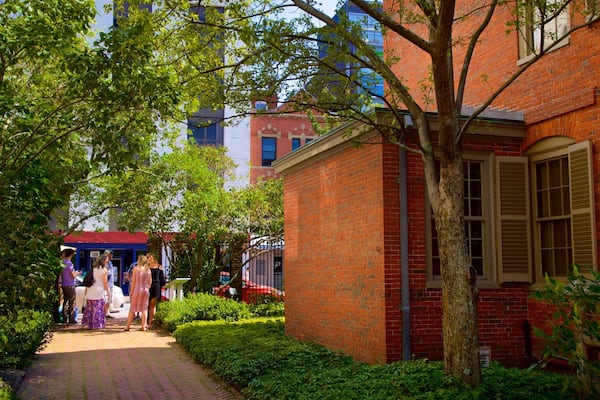 Wadsworth-Longfellow House as well as a small group of people