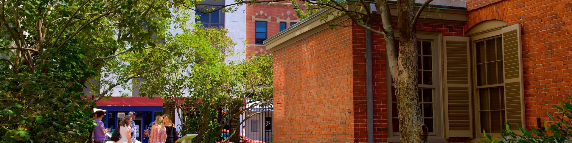 Wadsworth-Longfellow House as well as a small group of people