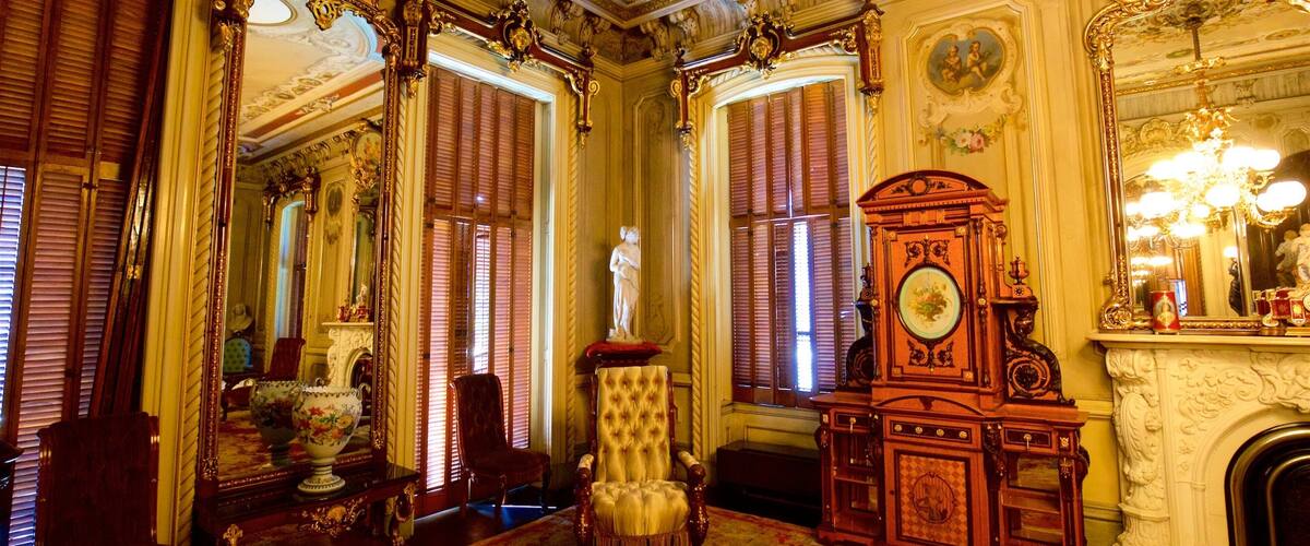 Victoria Mansion showing interior views, heritage elements and a house