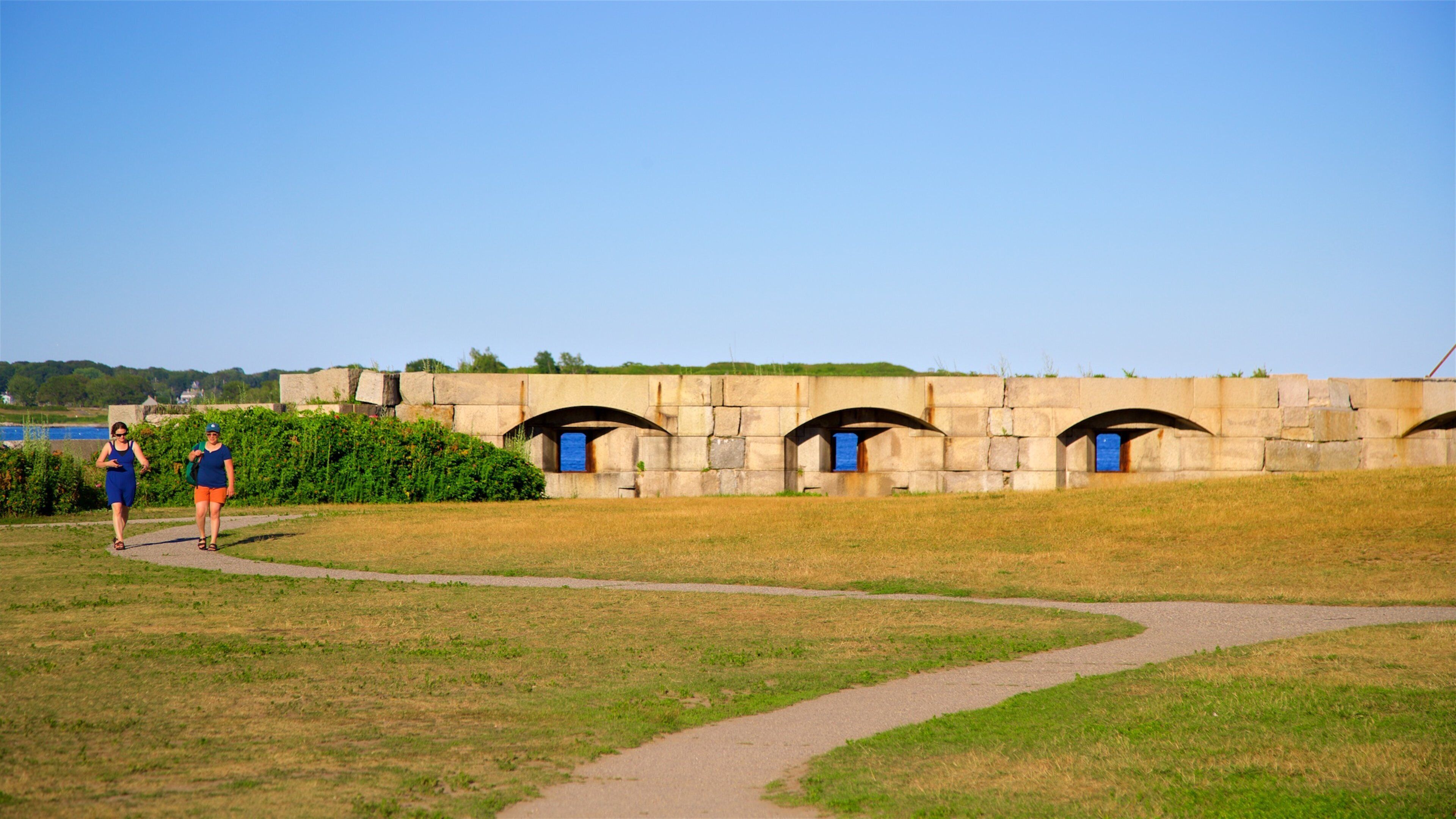Fort Preble som viser vandring eller fottur og hage i tillegg til par