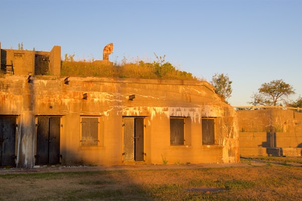 Fuerte Preble ofreciendo una puesta de sol y patrimonio de arquitectura
