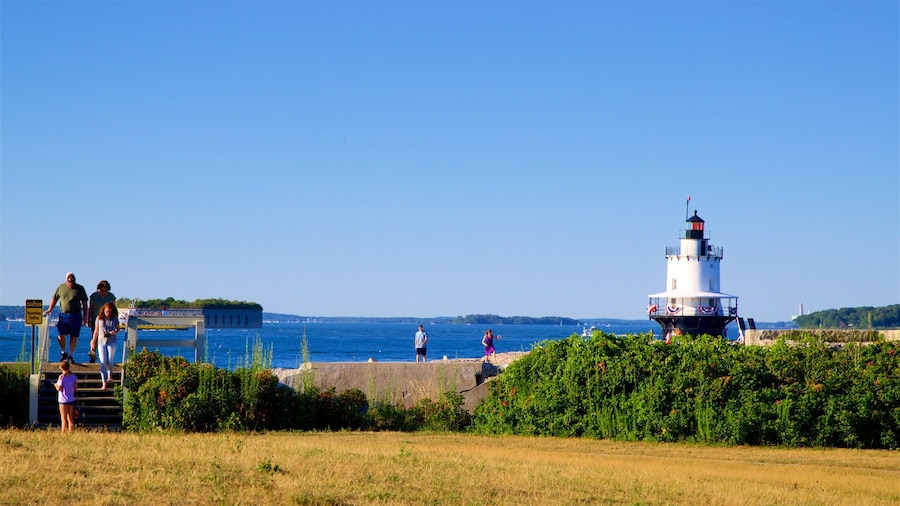 Fort Preble mostrando parco e faro cosi come un piccolo gruppo di persone