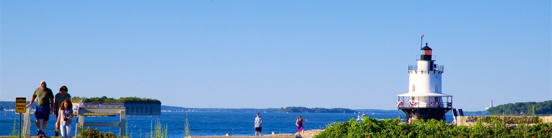 Fortaleza Fort Preble ofreciendo un parque y un faro y también un grupo pequeño de personas