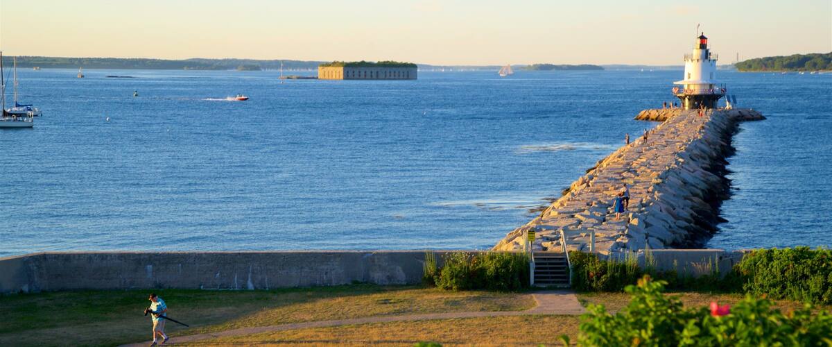 Fort Preble mettant en vedette coucher de soleil, phare et vues littorales
