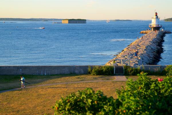 Fort Preble mit einem allgemeine Küstenansicht, Sonnenuntergang und Leuchtturm