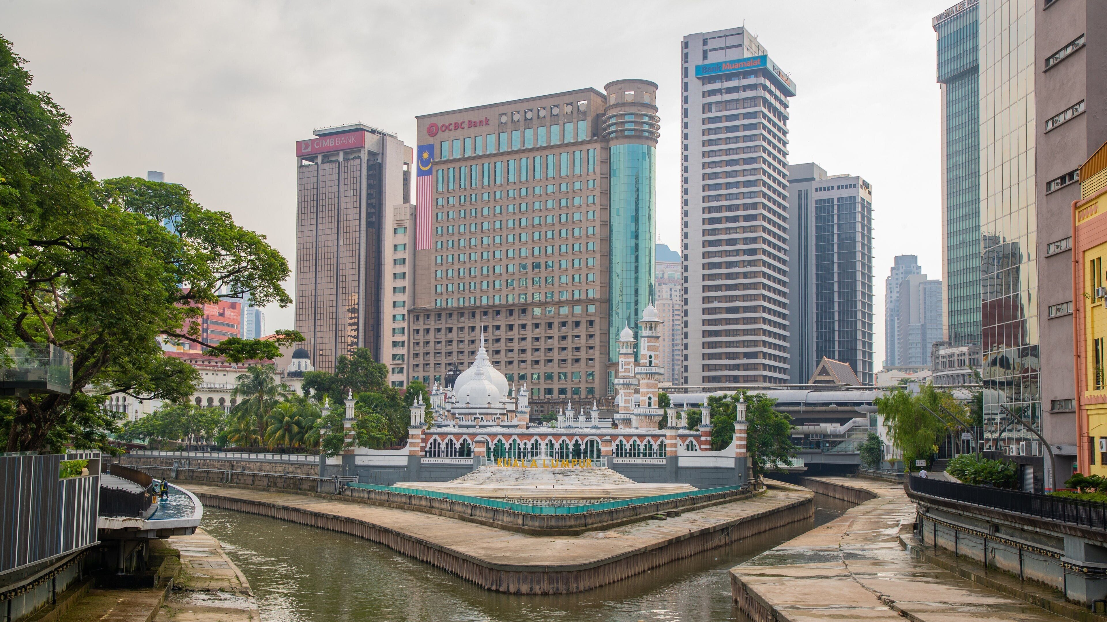 Jamek Mosque which includes a city and a river or creek