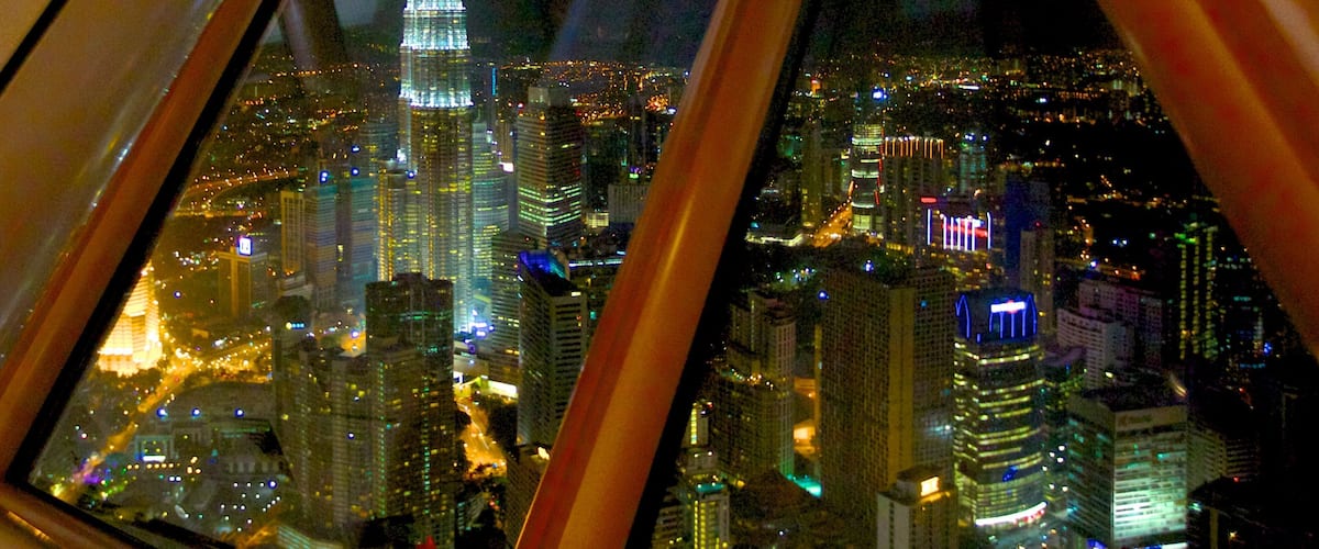 Torre de Kuala Lumpur que incluye una ciudad, un edificio de gran altura y escenas nocturnas