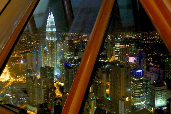 Tour de Kuala Lumpur montrant scĂšnes de nuit, gratte-ciel et vues