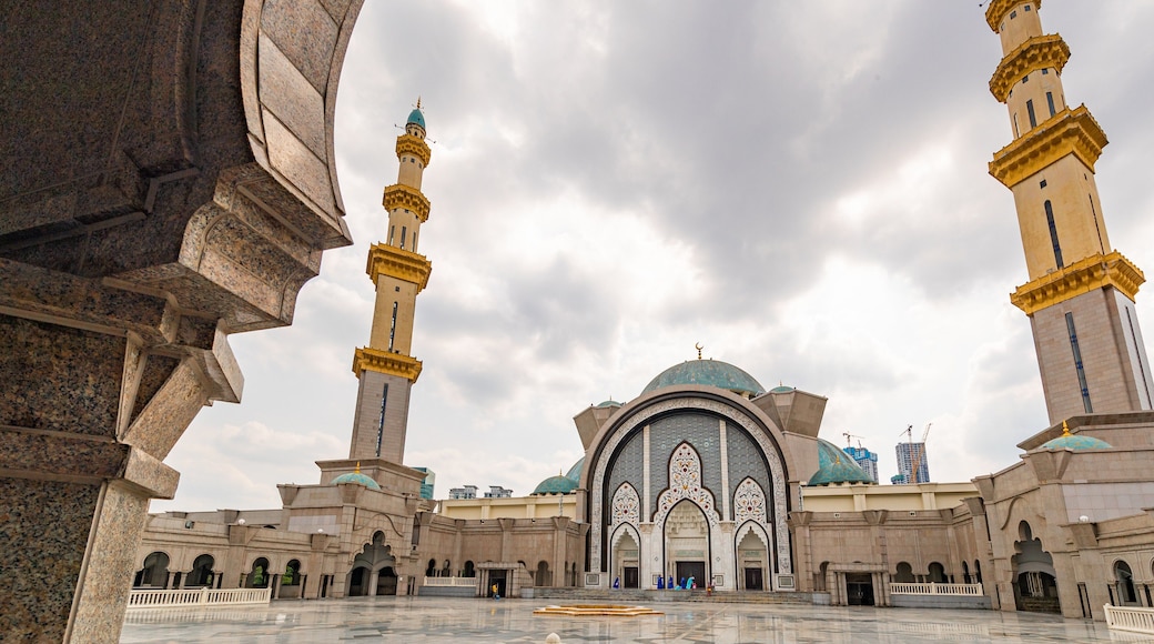 Federal Territory Mosque which includes heritage architecture, a square or plaza and a mosque