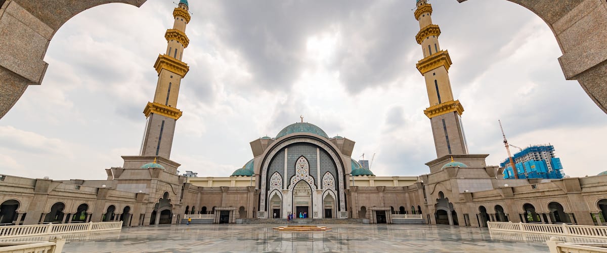 Federal Territory Mosque which includes a square or plaza, heritage architecture and a mosque