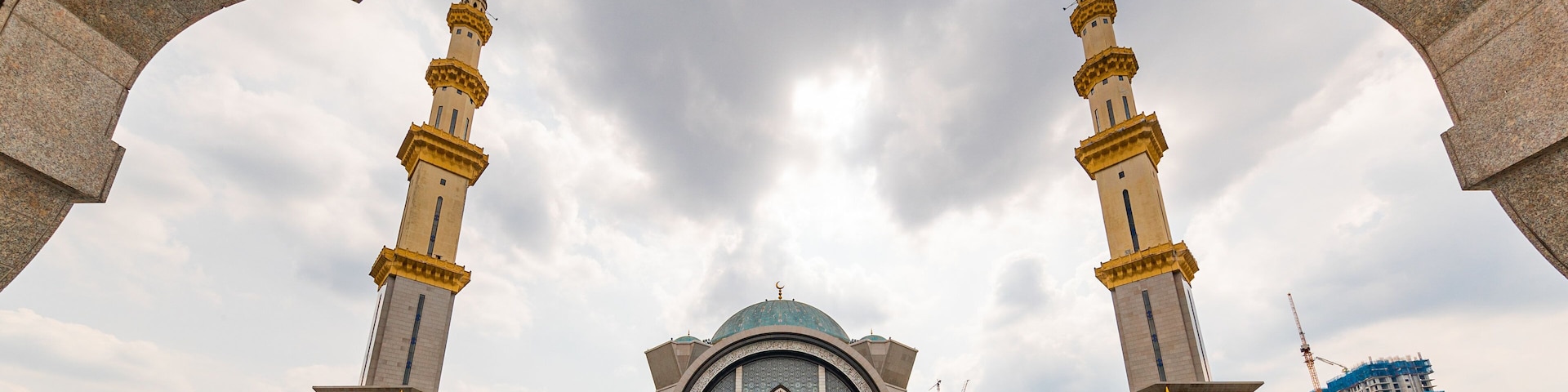 Federal Territory Mosque which includes a square or plaza, heritage architecture and a mosque