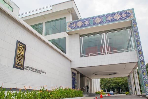 Das moderne Äußere des Muzium Kesenian Islamic Arts Museum Malaysia mit dekorativer Fliesenarbeit.