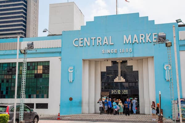 Ein blaues Gebäude mit dem Schild "Central Market" und "Seit 1888".