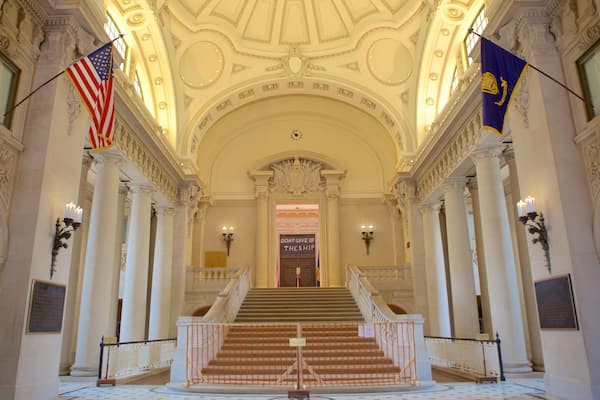 U.S. Naval Academy joka esittää vanha arkkitehtuuri, sisäkuvat ja sotilaskäyttöön tarkoitetut esineet