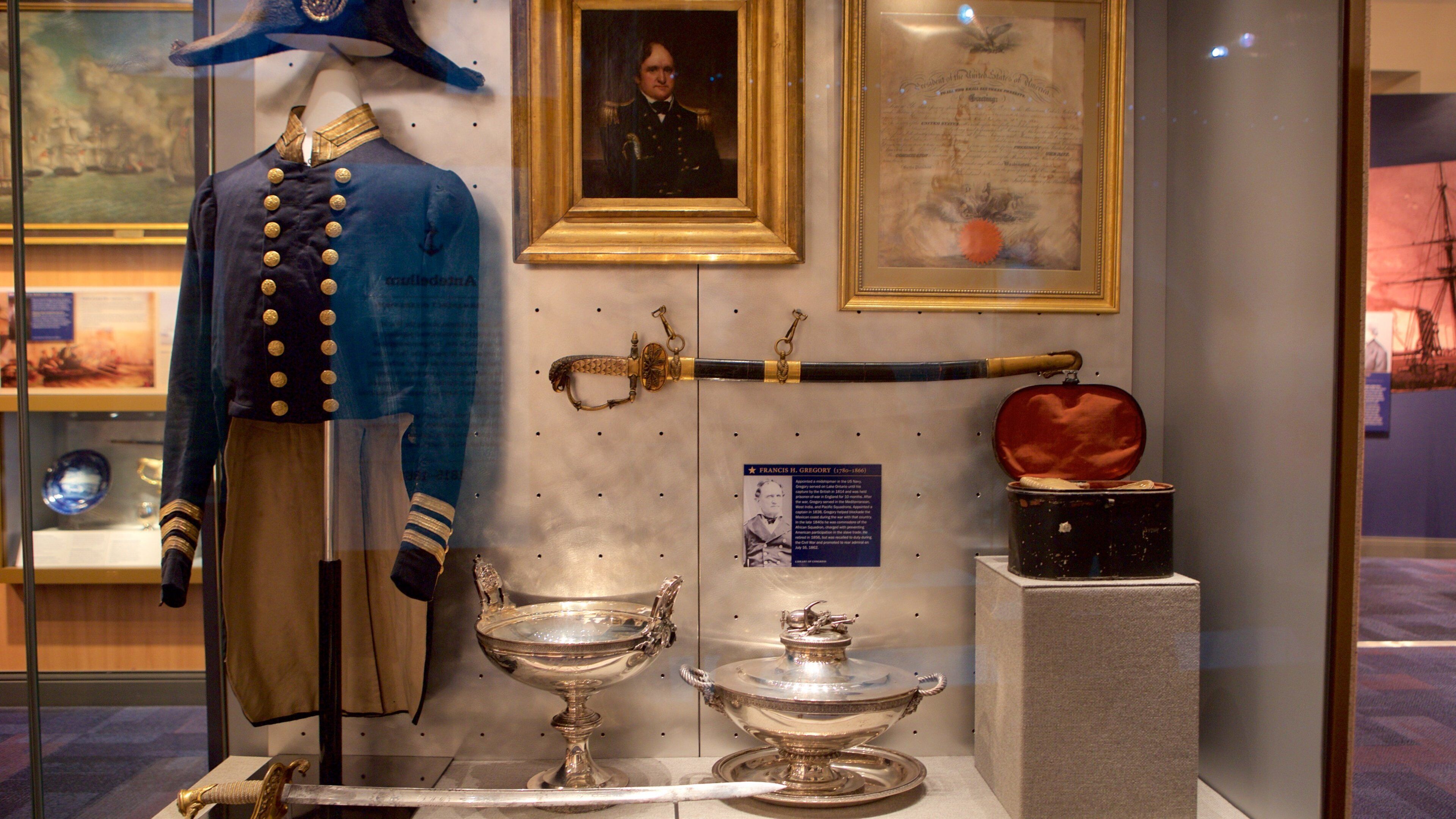 美國海軍官校 设有 內部景觀 和 軍事收藏品