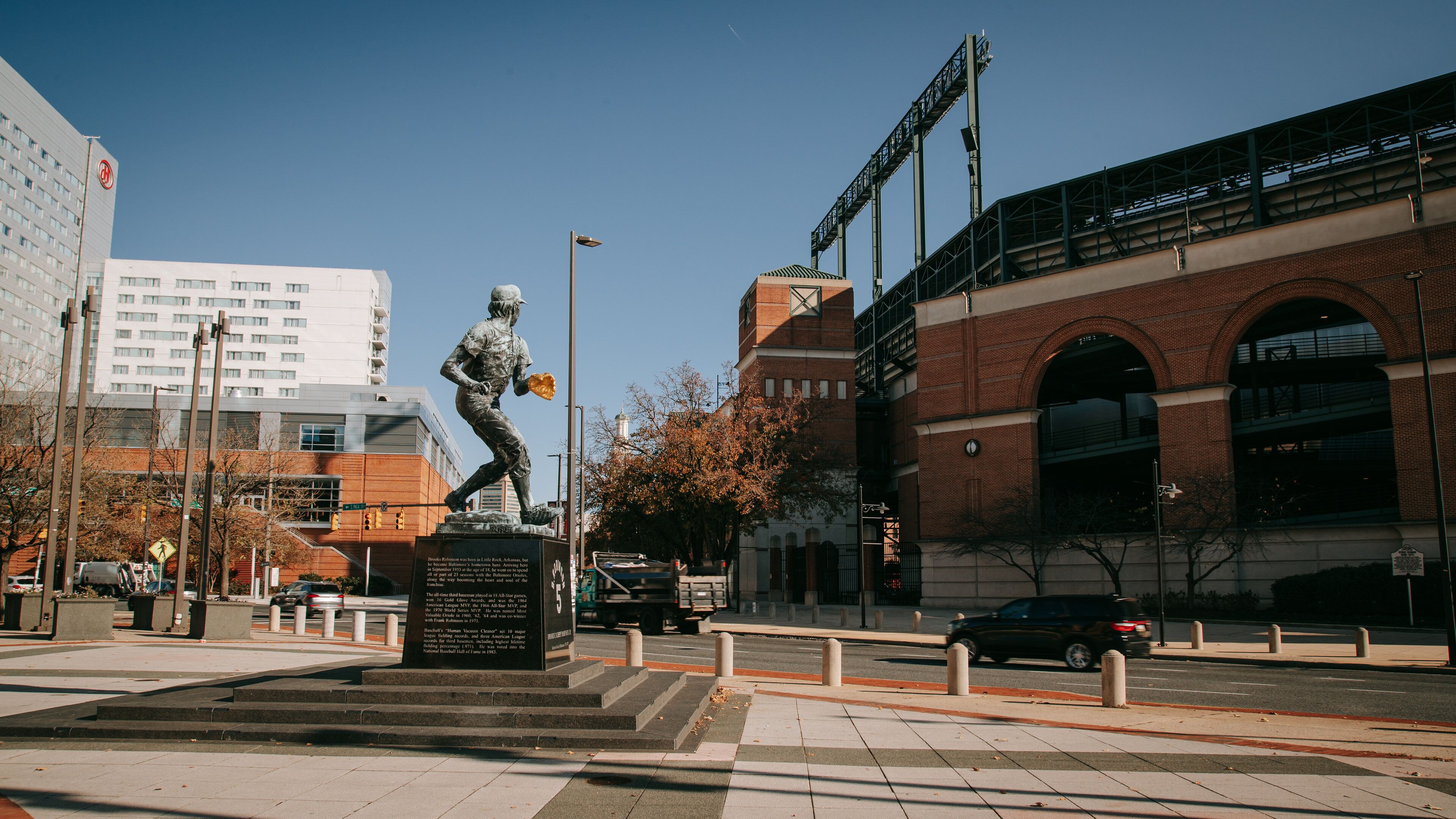 Oriole Park at Camden Yards showing a statue or sculpture and a city