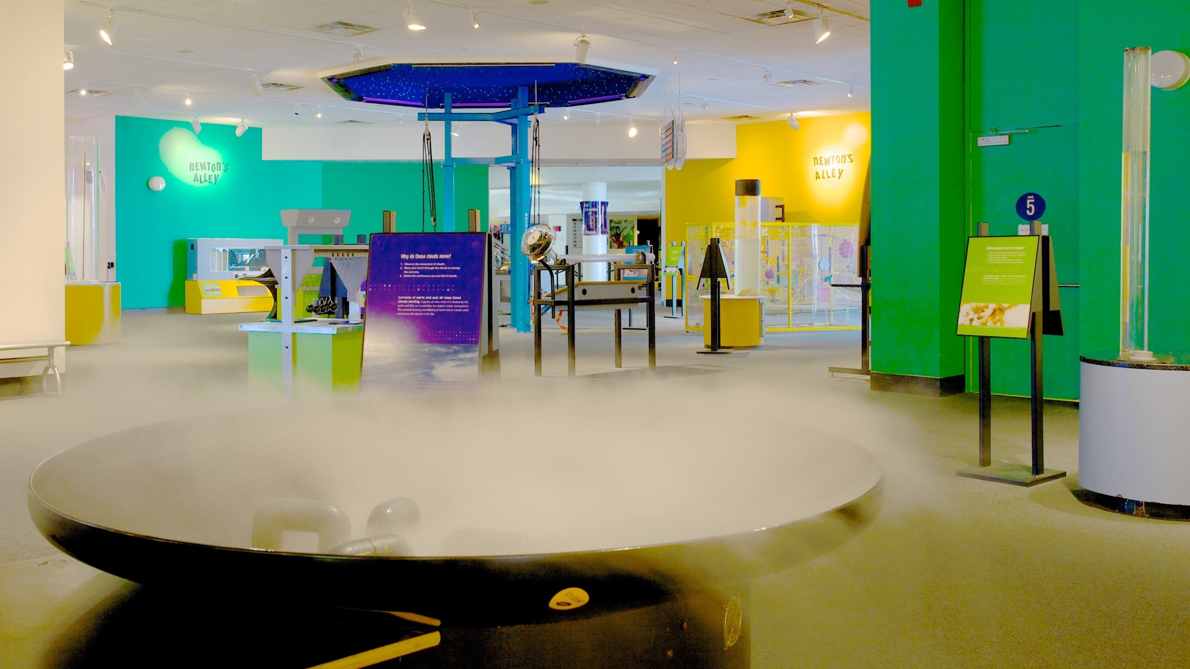 Un musée des sciences doté d’expositions interactives et d’une présentation centrale mettant en vedette une grande plateforme circulaire.