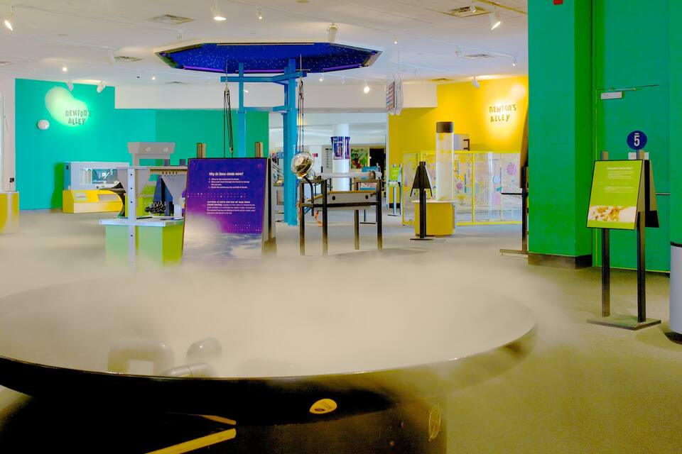 Un musée des sciences doté d’expositions interactives et d’une présentation centrale mettant en vedette une grande plateforme circulaire.