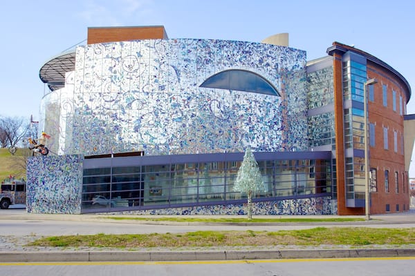 American Visionary Art Museum som inkluderar konst och en stad