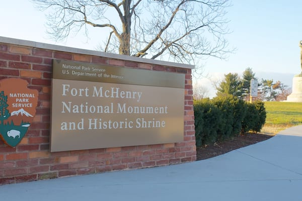 Un panneau indiquant le site du monument national et sanctuaire historique de Fort McHenry.