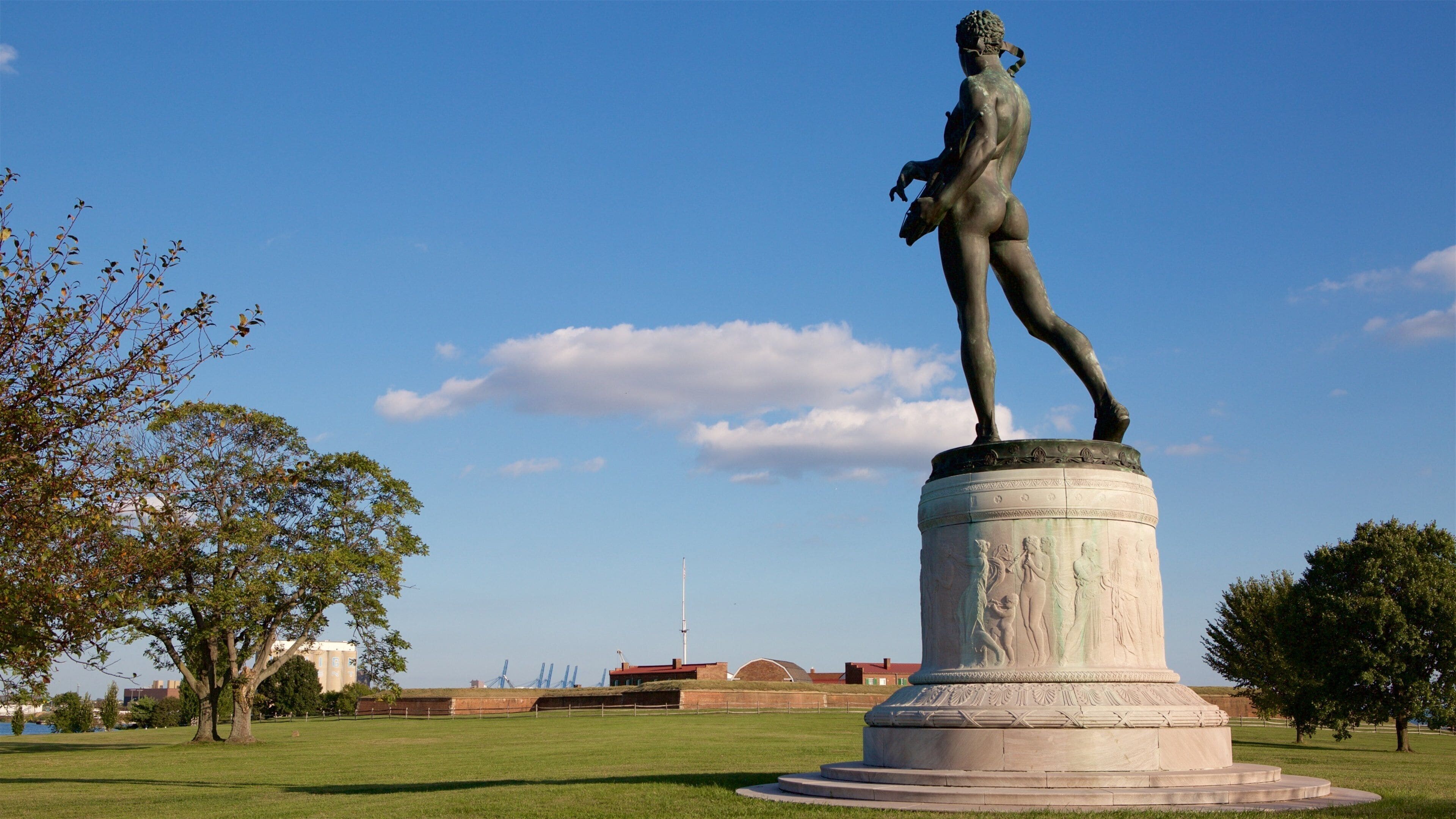 Fort McHenry som inkluderer park og statue eller skulptur