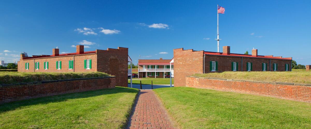 Fort McHenry mostrando un parque