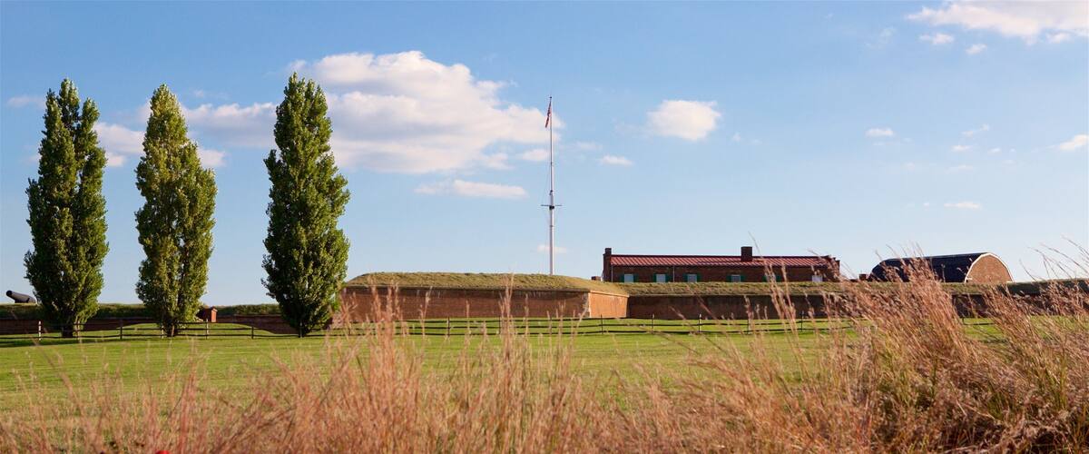 Fort McHenry toont een tuin en wilde bloemen