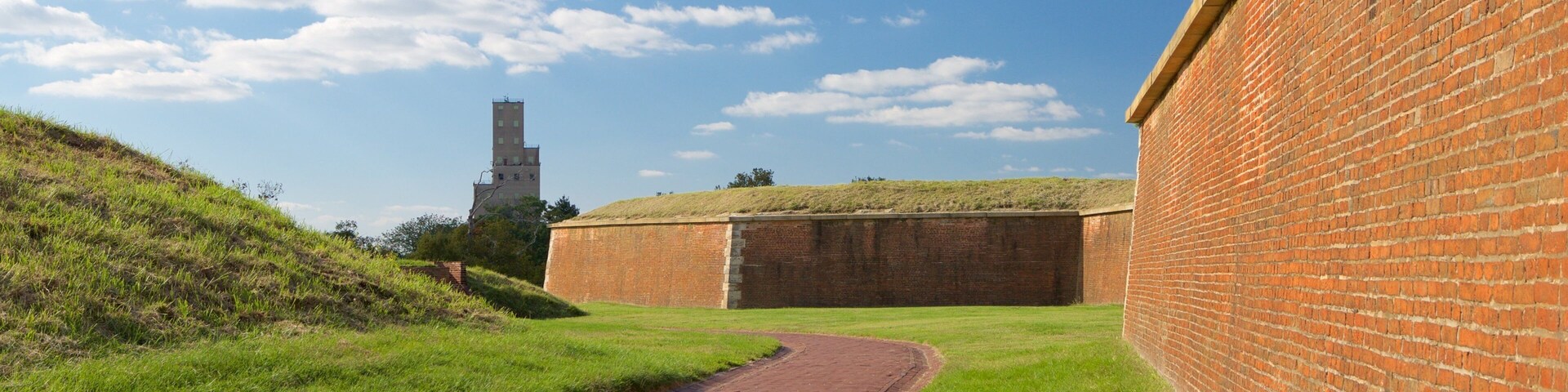 Fort McHenry ofreciendo jardín