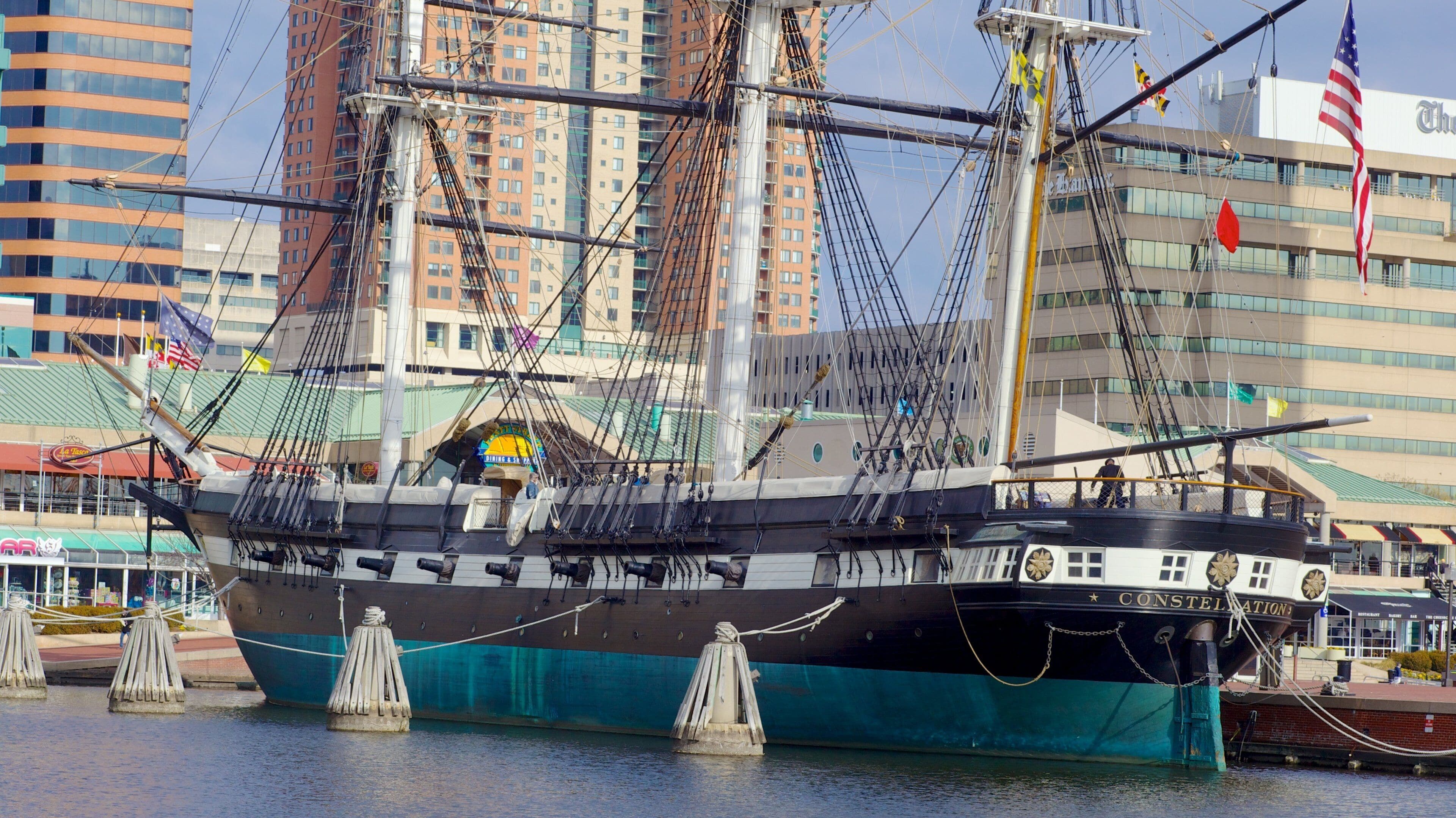 USS 컨스텔레이션 이 포함 마리나, 항구 또는 항만 과 세일링