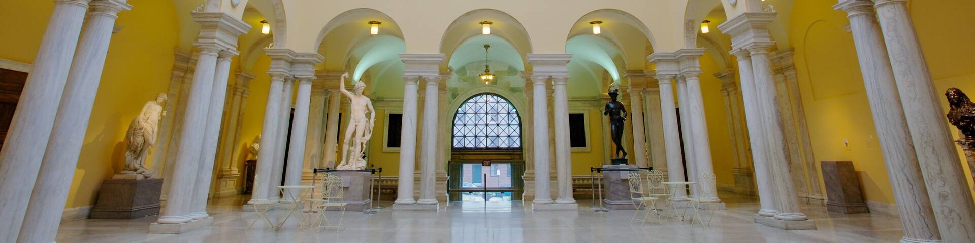 Walters Art Museum mostrando una estatua o escultura, arte y vistas interiores