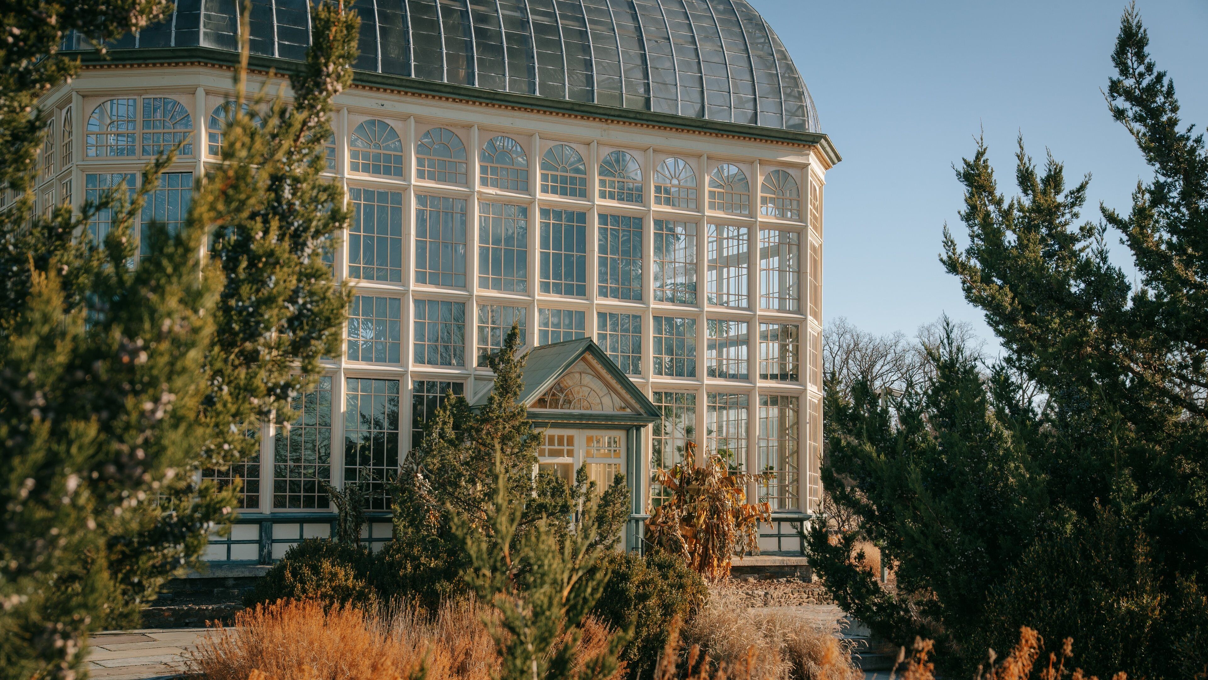 Baltimore Conservatory featuring a park