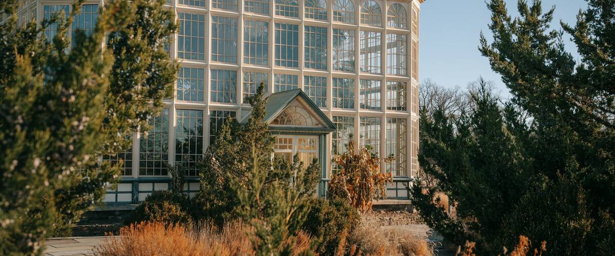 Baltimore Conservatory featuring a park